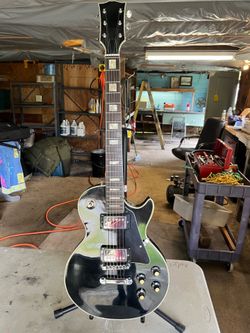 Electric guitar This is a knock off less paul guitar with all the same components 1973 very powerful guitar perfect condition This is a knock off less