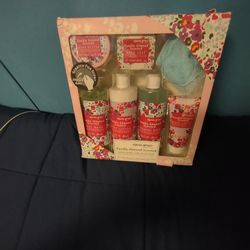 Brand New Olivia Grace Bath & Body Set