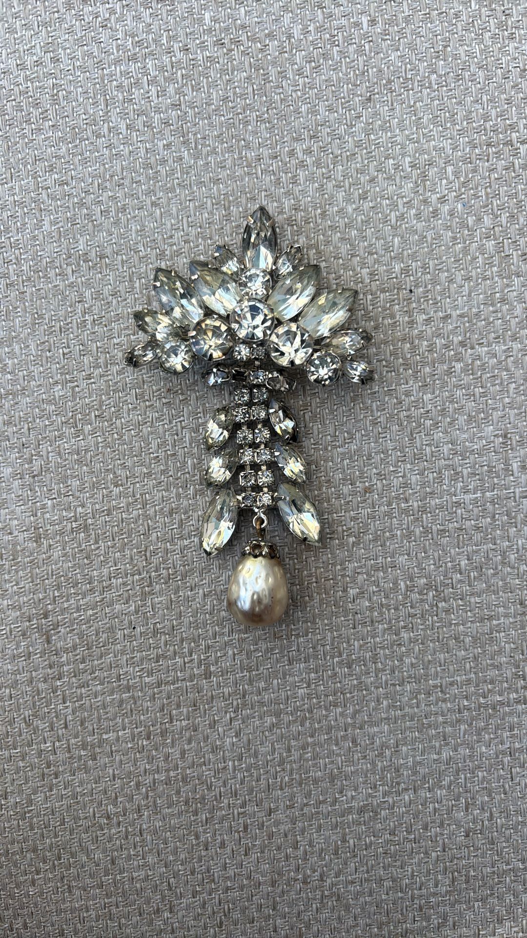 Vintage Weiss Rhinestone Brooch With Baroque Pearl