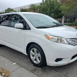 2015 Toyota Sienna LE Clean Title 