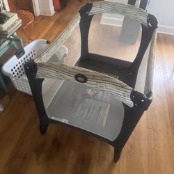 Graco Pack ’n Play with case