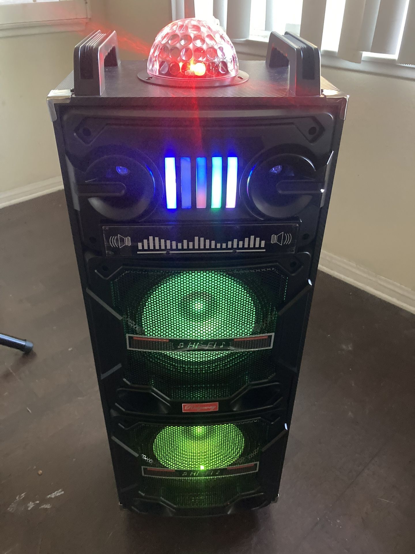 Wireless Music player - 10” Woofer  Bluetooth - Fm Radio - Rechargeable  MICROPHONE & CHARGER INCLUDED ! USB PORT - SD MEMORY SLOT - Portable  Compati