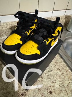 Tennis shoes
