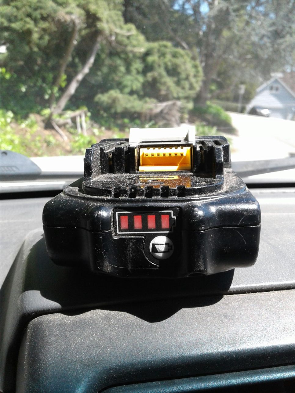 2.0 volt Makita battery