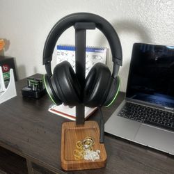 Xbox Accessories (headphones,rechargeable batteries,xbox Series S Mount) 