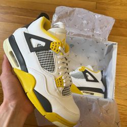 Jordan 4 Sulfur Size 10.5M