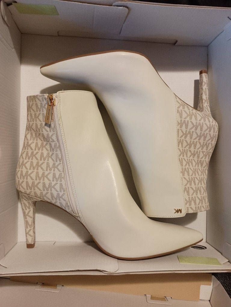 Brand New Michael Kors White Boots Size 10