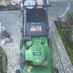 John Deer Self Momentum Lawnmower 