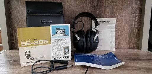 VINTAGE PIONEER SE-205 STEREO HEADPHONES IN ORIGINAL CASE WITH ORIGINAL PAPERWORK