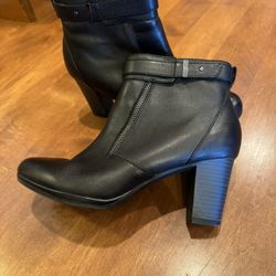 Women’s Clarks collection, leather ankle boots shipping available