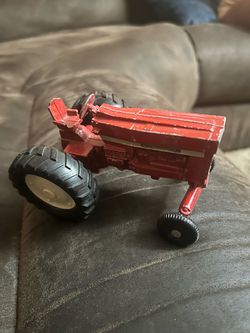 vintage red diecast metal ERTL International Harvester toy tractor