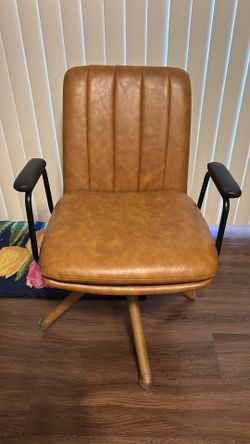 Swivel accent chair