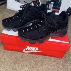 W AIR VAPORMAX PLUS/ BLACK/ Size 7 