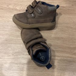 Size 6-7 Toddler Shoes 