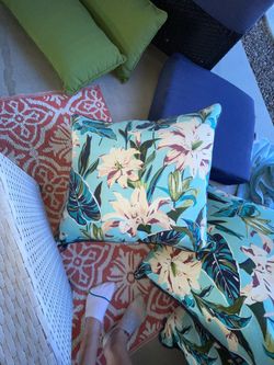 Style Selections 20-in x 21-in Hana Blue Tropical Patio Chair Cushion in  the Patio Furniture Cushions department at