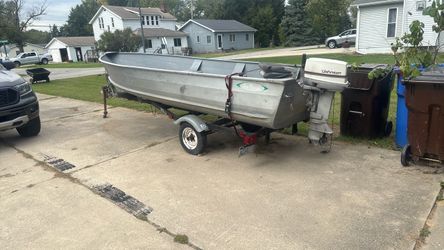 16 foot boat. 25 horse Johnson