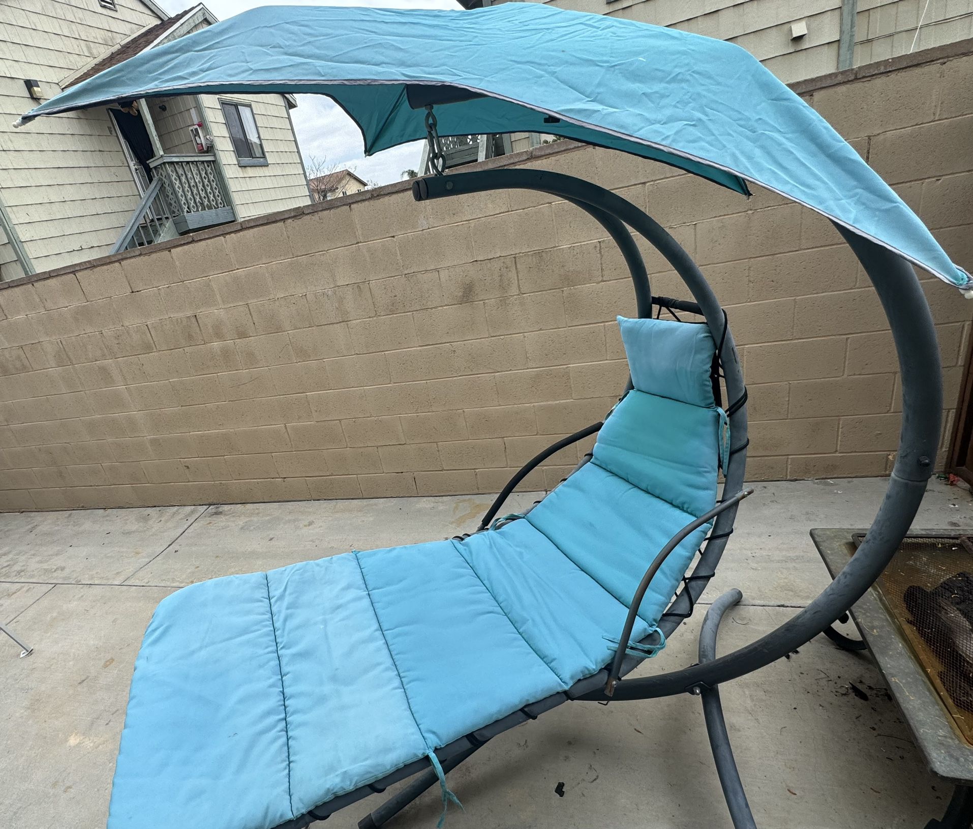 Hanging curved chaise lounge chair