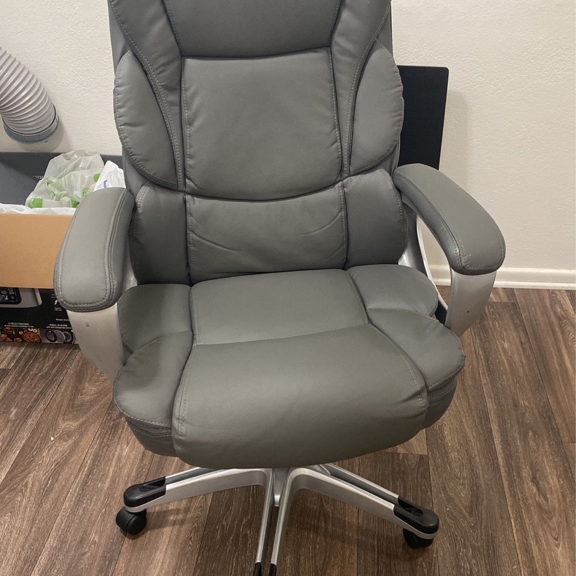 Staples Mcallum Bonded Leather Manager Chair for Sale in Whittier