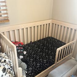 Crib + Crib Mattress & Sheets