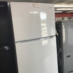 Ne Scratch And Dent Frigidaire 18 Cu Ft Top And Bottom Fridge. 1 year Warranty 
