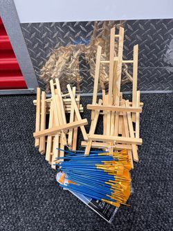 10 MINI WOODEN TABLETOP EASELS & 50 PAINT BRUSHES - PARTY CRAFT BUNDLE