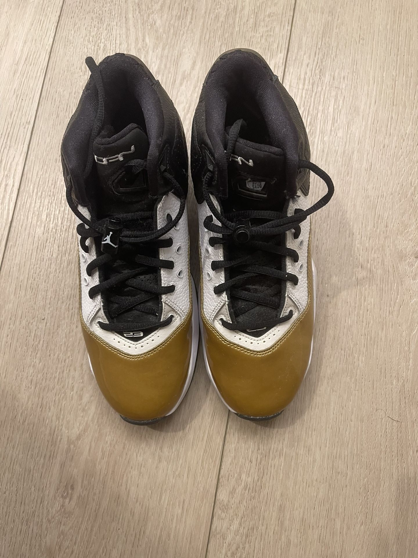 Jordan SHOE’s 7 in Youth/8.5 in Womens
