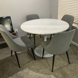 dining set in good condition