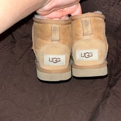 Girl Uggs 20$$ Size 11