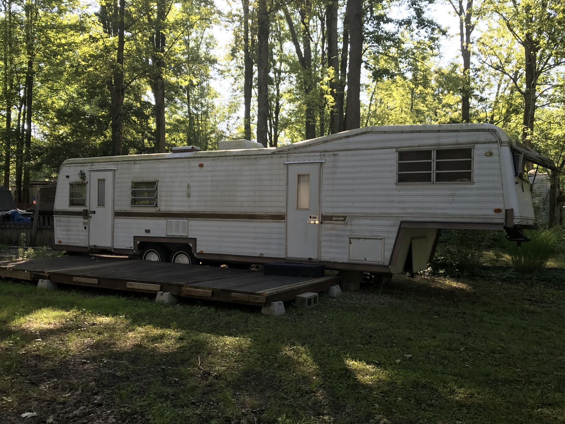 1977 Kountry Aire 5th wheel trailer with Title