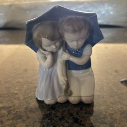 Figuring two kids under an umbrella