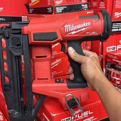 Milwaukee M18 16ga Straight Nailer 