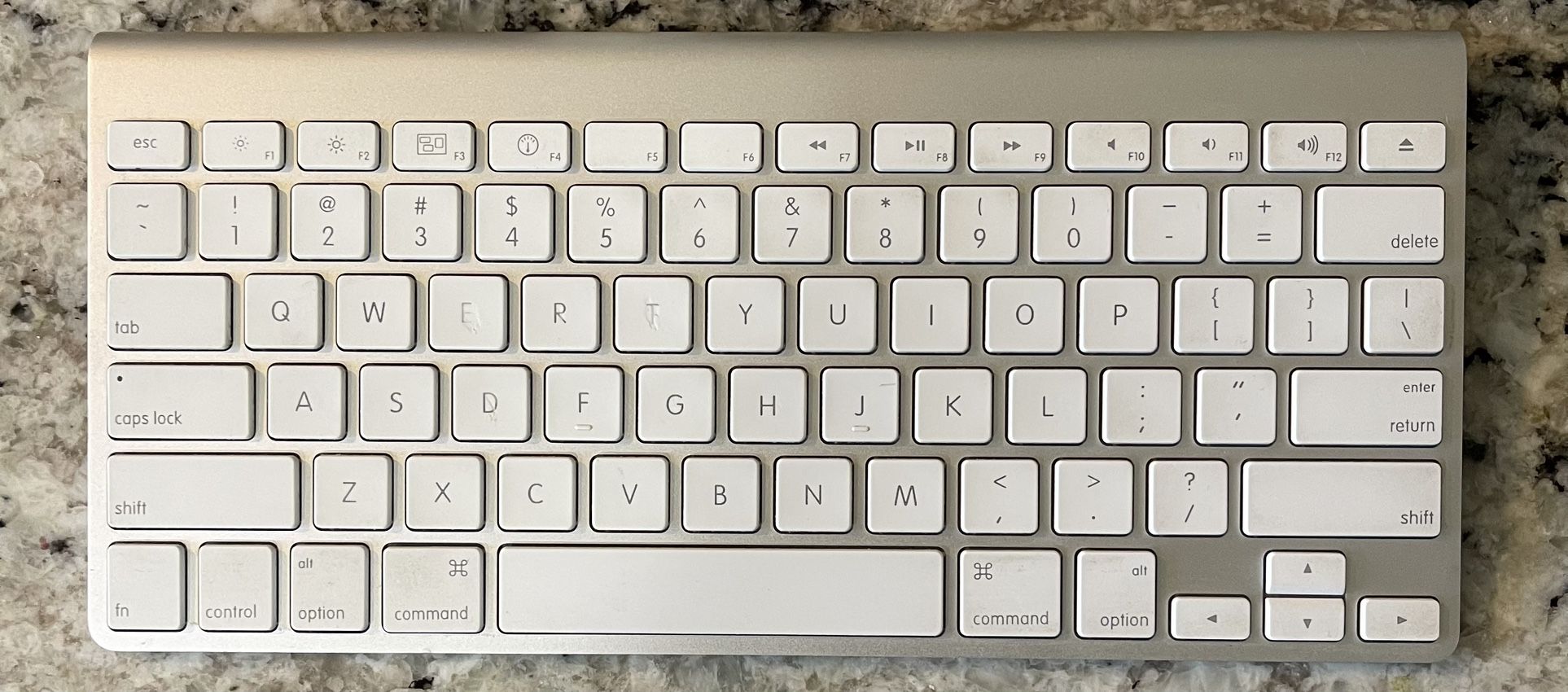 Apple A1255 Wireless Keyboard Tested Working MB167LL/A - 2 AA Batteries 