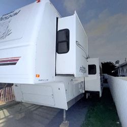 SE VENDE RV PROWLER REGAL   - Año 2008 - $7500 - 30” de largo - 8” ancho, cuando se expande mide 13” - EN PERFECTAS CONDICIONES  - AIRE ACONDICIONADO 