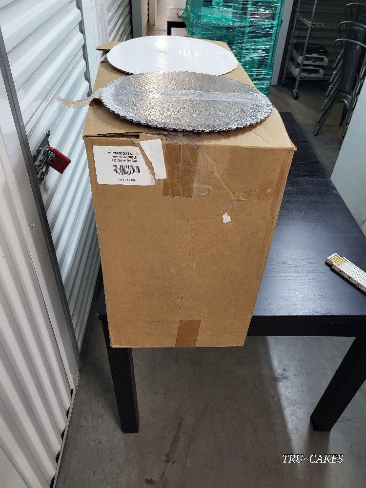 Box 12'' Scolloped Silver And White Cake Boards