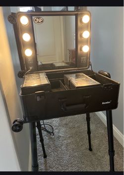 Suitcase make-up station