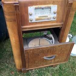 Silver tone Radio/phonograph 