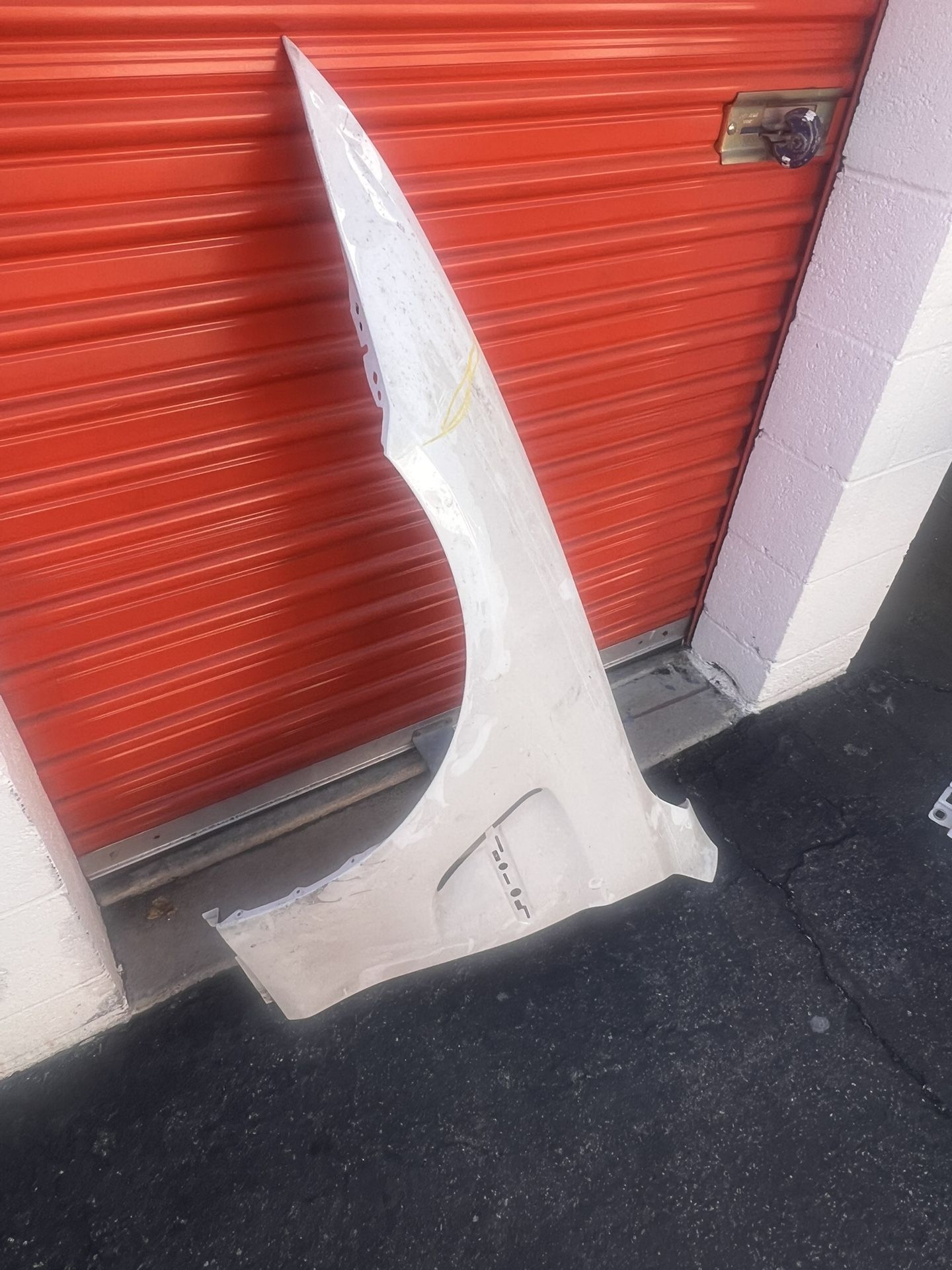 2015-2020 F82 F83 BMW M3 LEFT DRIVER SIDE FENDER OEM HAS A SMALL DAMAGE WHITE COLOR