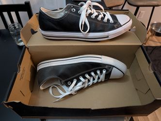 Like new Converse Leather Chuck Taylors size 10