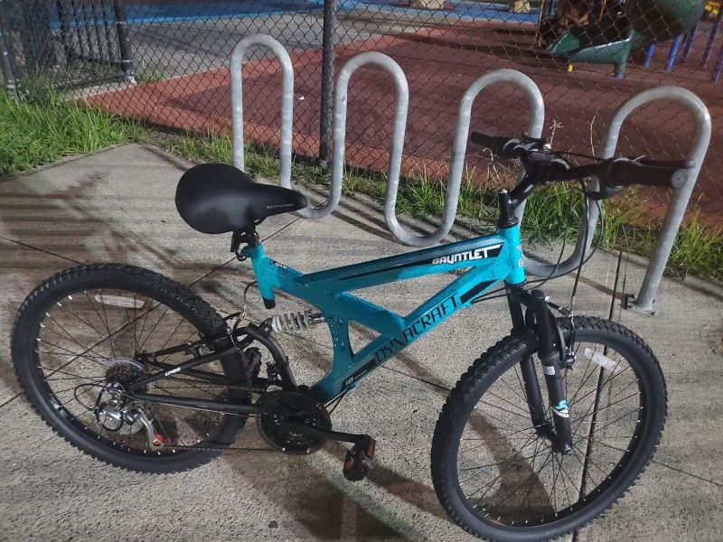 GAUNTLET Dynacraft 24 Inch Mountain 18 Speed Bike