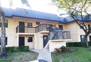 2/2 CONDO IN THE HEART OF PINES