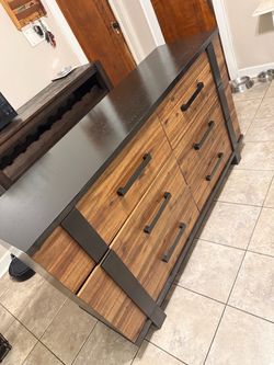 Bedroom furniture set