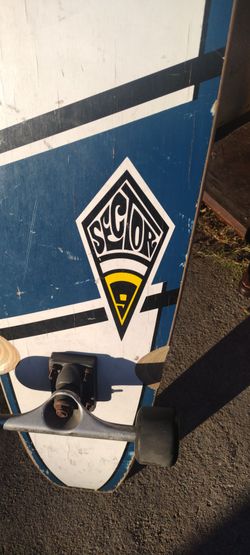 I'm just very nice Sector 9 skateboard longboard real long I think four and a half 5 ft long all the wheels are in great shape that's all I know about