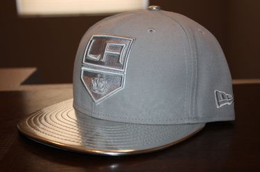 Los Angeles Kings New Era hat Size 7 3/8 New And Authentic 