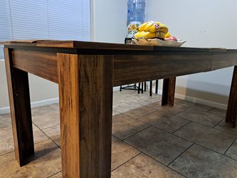 BEAUTIFUL DINING TABLE BRAND NEW (NO CHAIRS)