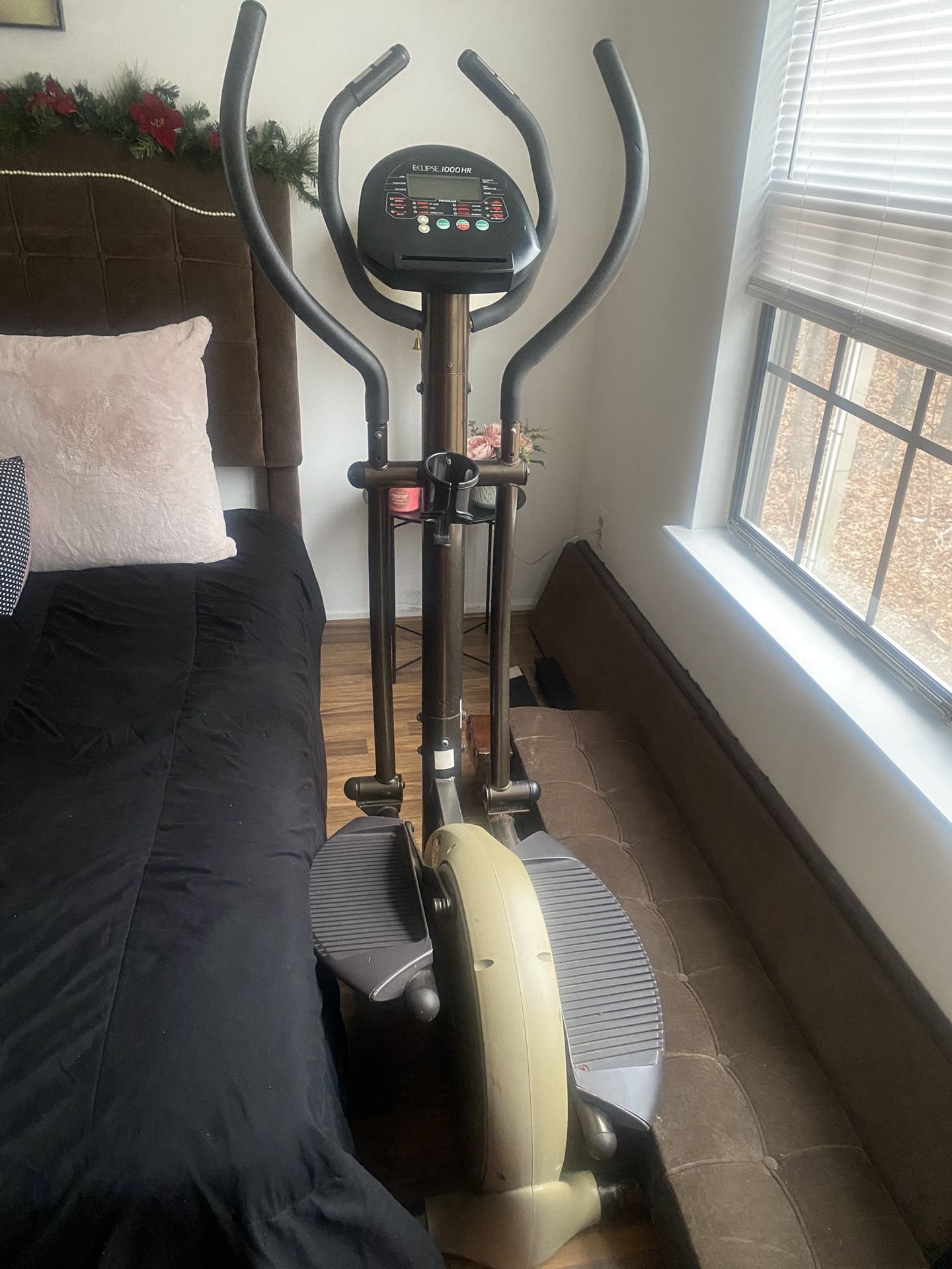 ECLIPSE 1000 HR ELLIPTICAL TRAINER