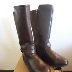 Size 4 girls knee high brown boots front faux leather and back faux suede. Arizona jeans company Boots  excellent condition super cute