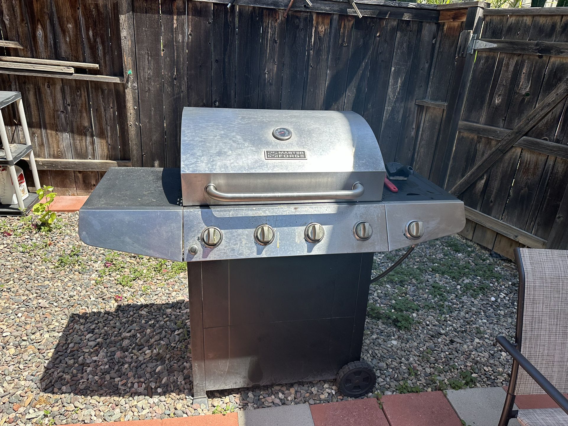 BBQ Grill With Propane Tank