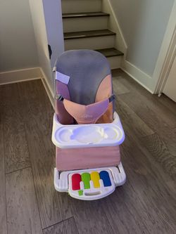 Baby bouncer with piano keys