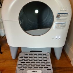 Fumoi self-cleaning litter box.** New Condition**