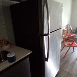 Ge Refrigerator Newer 75$